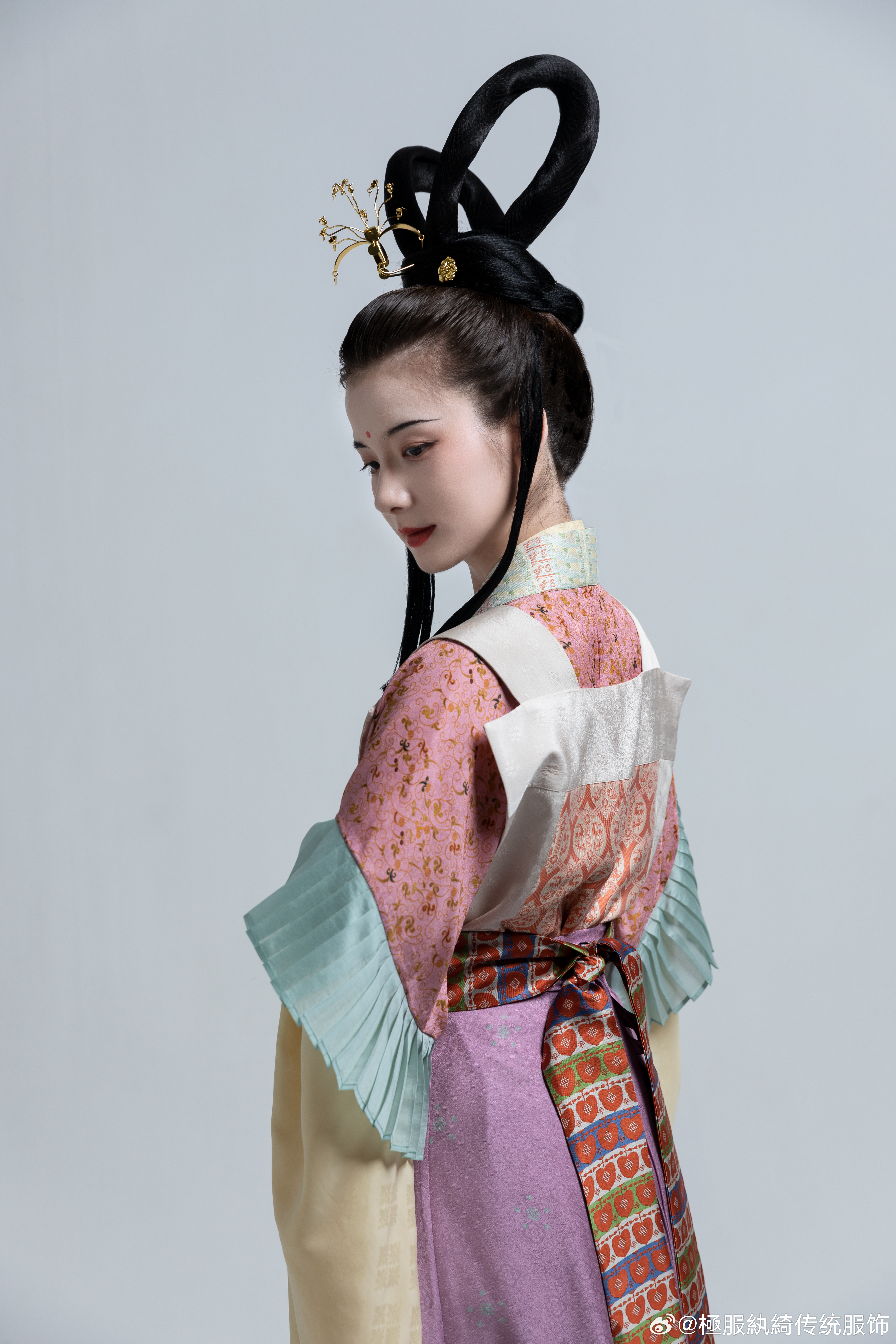 極服紈綺传统服饰:#图透# 【宓妃】魏晋南北朝系列|仿佛兮若轻云 極服紈綺传统服饰:#图透# 【宓妃】魏晋南北朝系列|仿佛兮若轻云