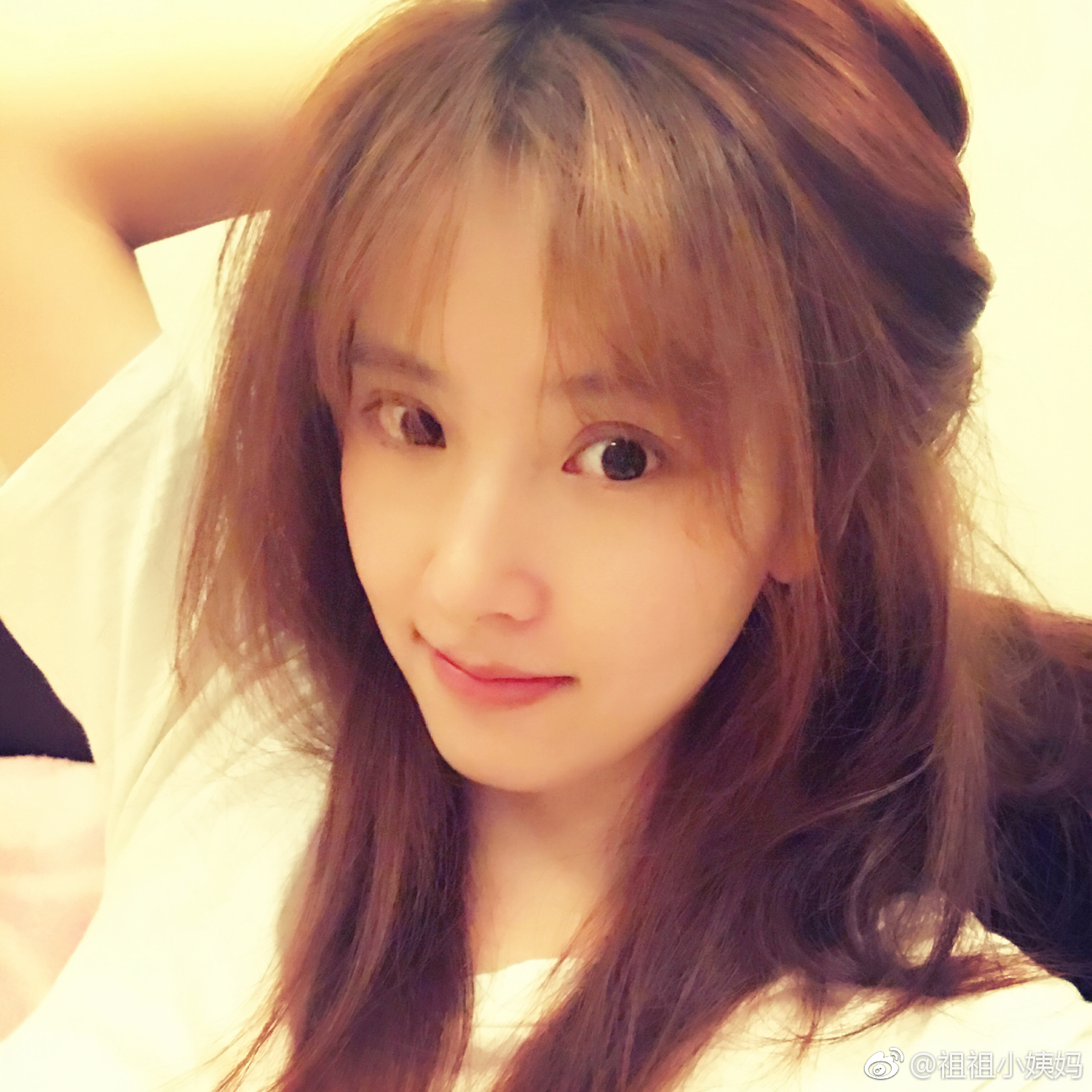 小姨妈不皮了:半夜睡不着觉，阳光姨，腹黑姨，便秘姨，虚脱姨，总之就是一头黄毛姨🙈，这段时间没直播，原因有很多，主要原因是下个月要动个小手术，这段时间都在做相关一系列的检查，剧组也推了，身体亮了一年红灯才肯好好对待，别学我。  ​ 桃子圈