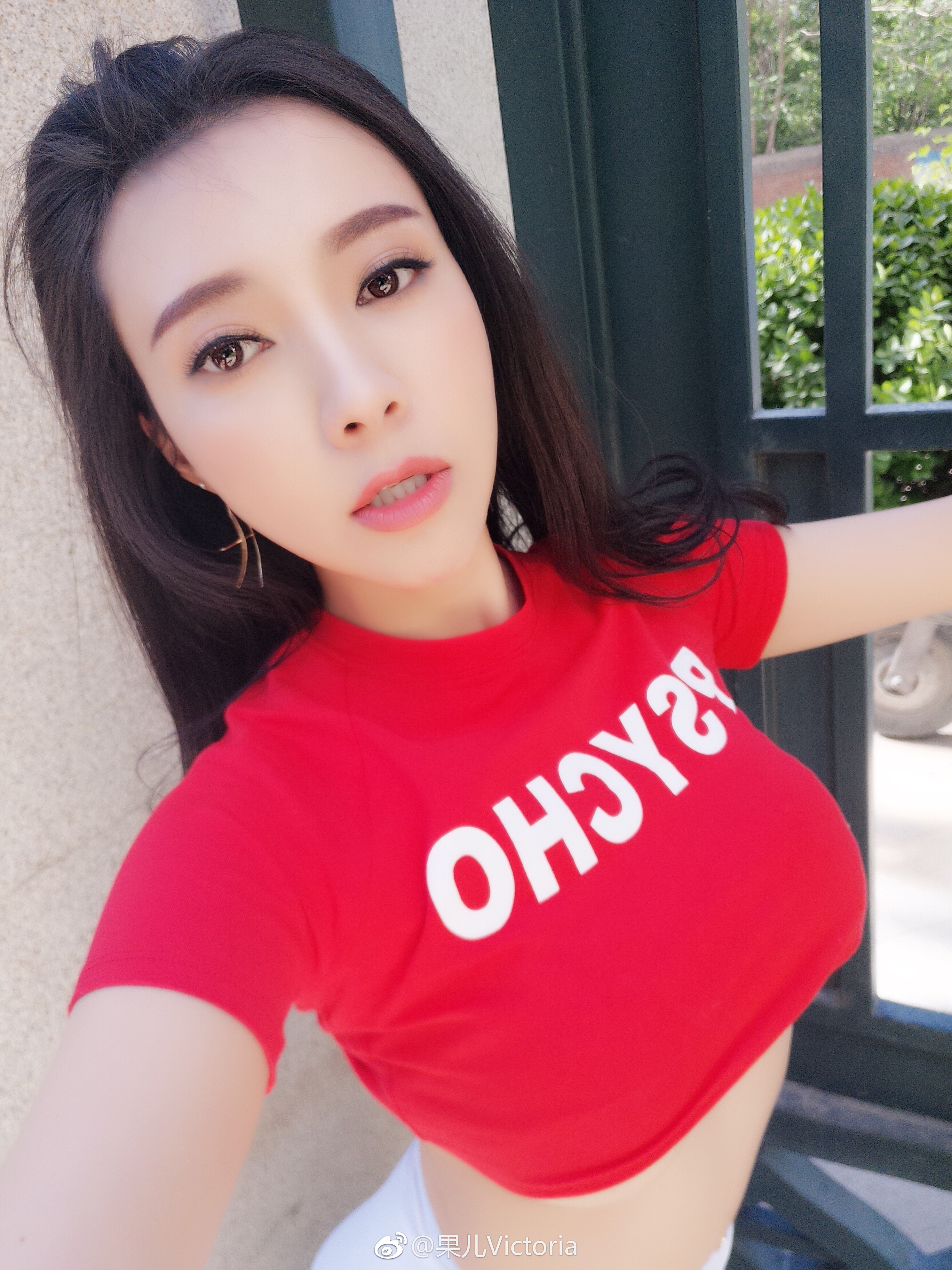 松果儿 果儿Victoria:这个周末我陪你过😄 想和我深夜一对一视频通话谈谈感情聊聊人生吗？ 想看我为你换上你钟爱的情调小衣服吗？ 我是松果儿，  “今晚有空吗？call我！” 怎么call？一对一视频通话地址在评论里找： ​ 桃子圈