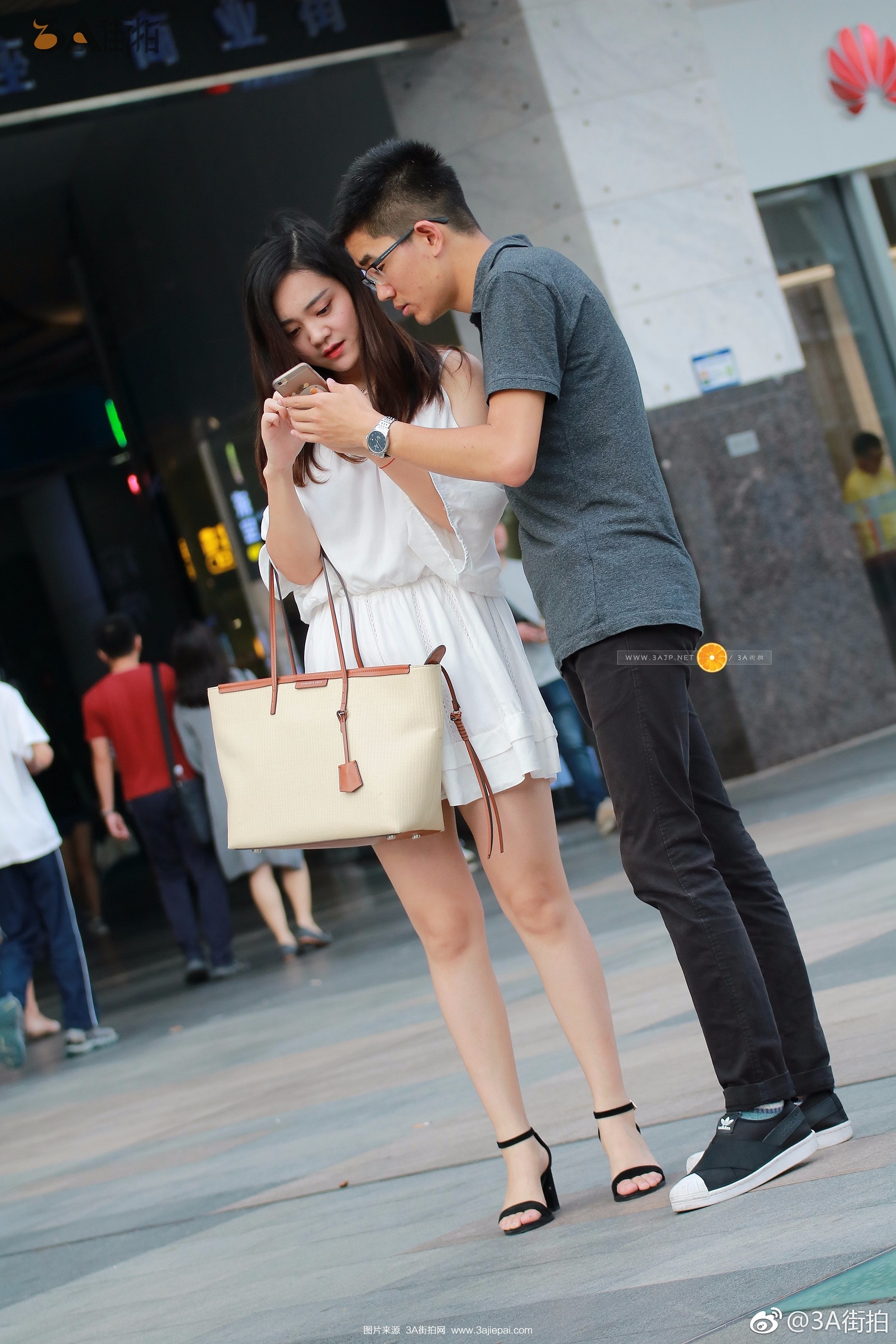 街拍　小妹 3A街拍:#街拍# 凉高跟白色小吊带短裙小妹儿超有气质！（分享自@3A街拍） http://t.cn/R9bSBJV ​ 桃子圈
