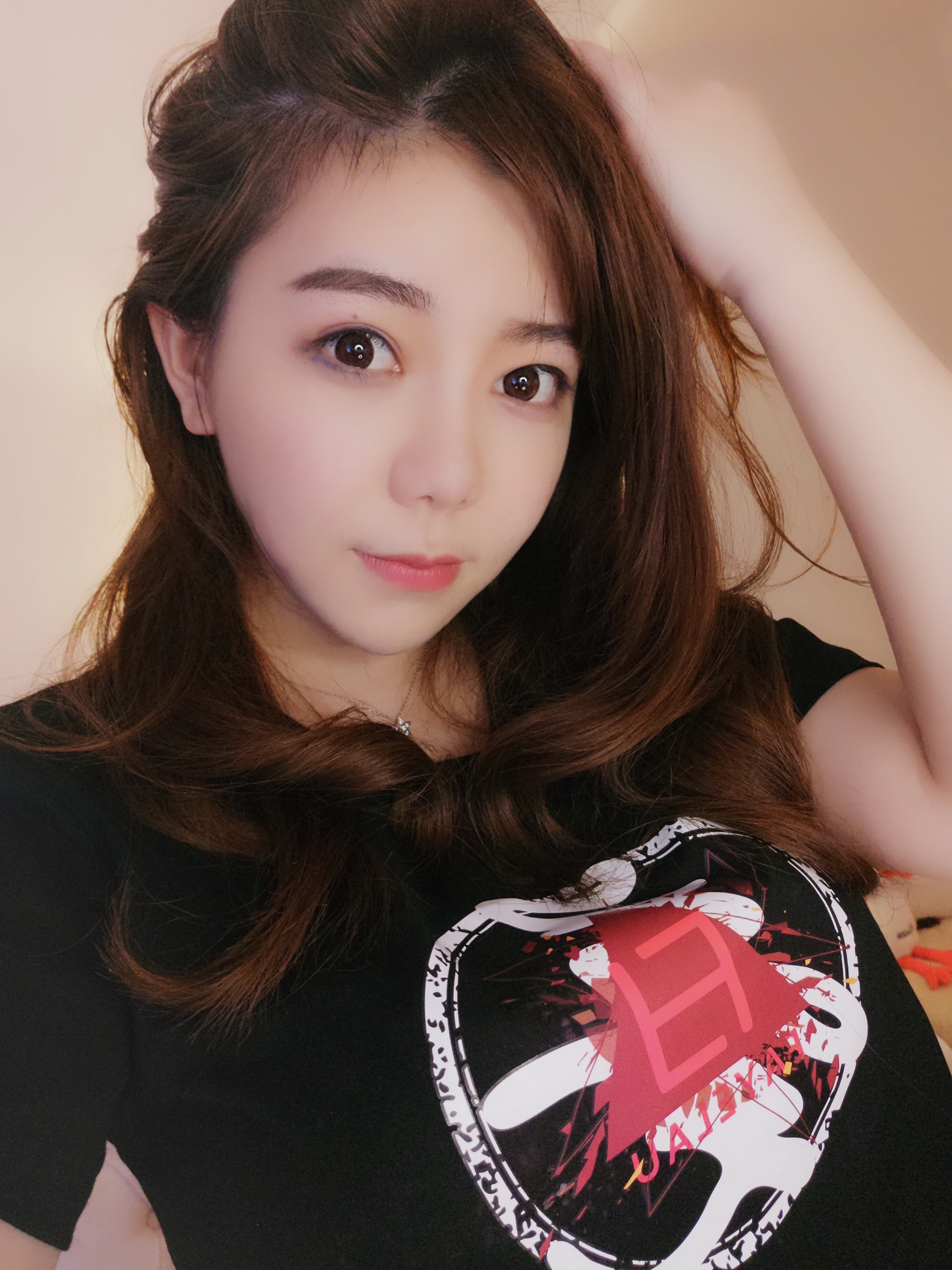 刘飞儿 刘飞儿Faye:葵✖️ FAYELAU 纪念款T恤做好了。  这是直播间第二件非销售的纪念衣服了，也是我亲手绘制哒。关注转发里抽10位水友送出，除了衣服还有纪念款手环，Q版形象扇子，粉丝胸章，签名照片大礼包。谢谢大家平日的关照啦～（比心 刘飞儿